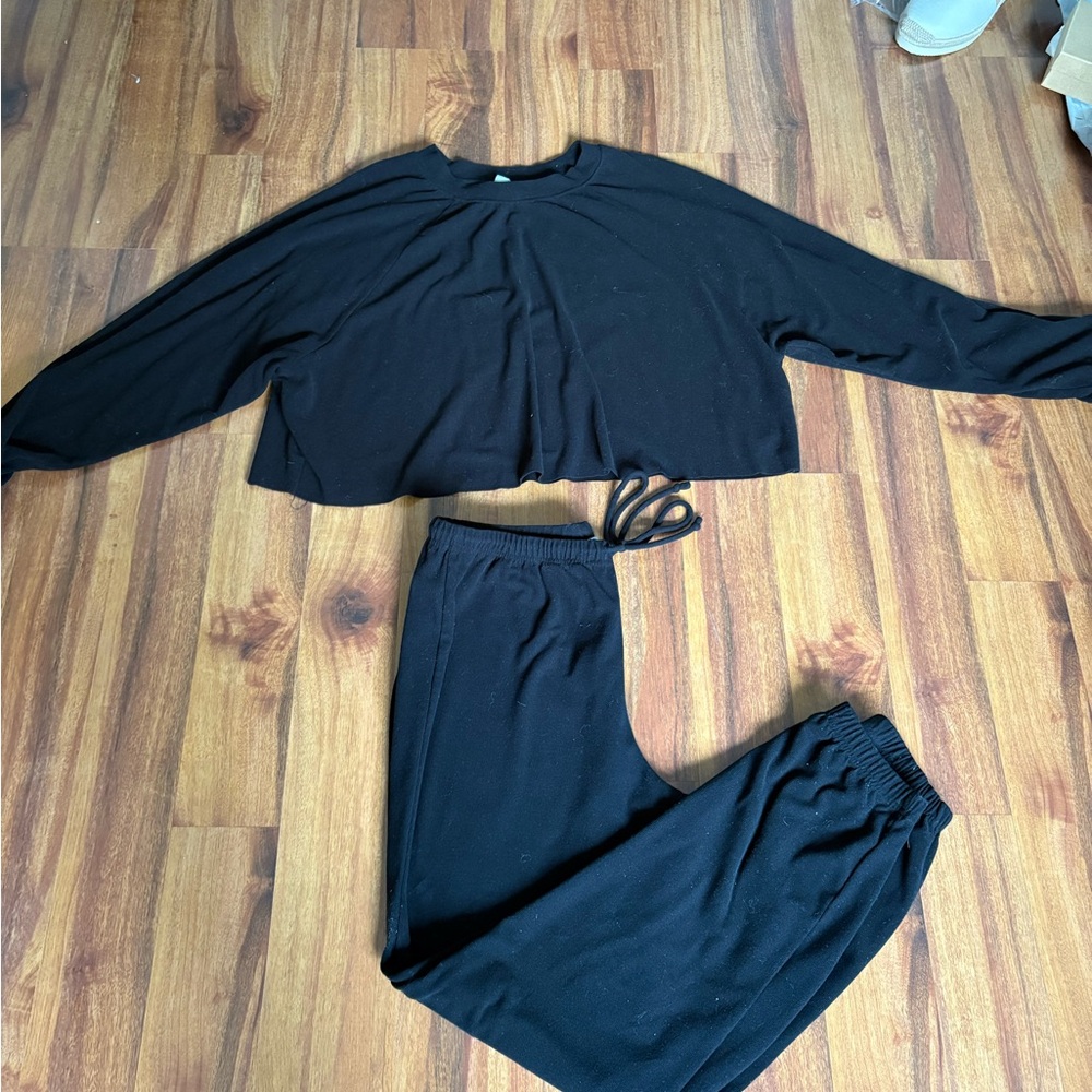 VIN travel set-Black Cropped Sweater and Pants Set - Picture 2 of 6